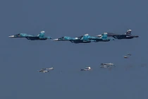 Video chiến đấu cơ Nga dội bom khủng bố ở thành trì cuối cùng