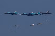 Video chiến đấu cơ Nga dội bom khủng bố ở thành trì cuối cùng