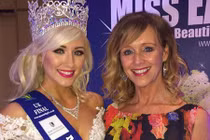 Cặp mẹ con chênh nhau 31 tuổi trông như chị em cùng thi hoa hậu