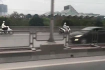 Video: 4 "ninja" nối đuôi nhau phóng ngược chiều trên cầu cạn vành đai 3