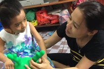 Bị nhà nội chối bỏ, bé gái 3 tuổi sống lay lắt trong thương tật