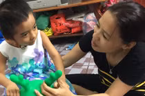 Bị nhà nội chối bỏ, bé gái 3 tuổi sống lay lắt trong thương tật