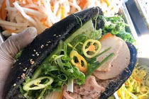 Bánh mì bóng đêm gây sốt ở Sài Gòn có gì đặc biệt?