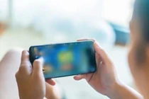 Video: Cậu bé 12 tuổi bị đột quỵ do chỉ nằm một chỗ xem điện thoại