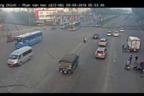 Video: Dừng đèn đỏ không đúng vạch, 2 xe máy bị xe tải húc văng