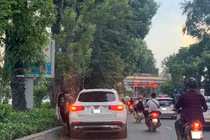 Nam thanh niên đi ôtô tiểu bậy giữa đường phố Hà Nội
