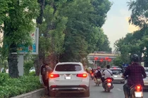 Nam thanh niên đi ôtô tiểu bậy giữa đường phố Hà Nội