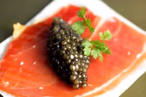 Video: Trứng cá tầm đắt như 'kim cương đen' được thu hoạch như thế nào?