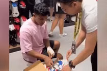 Video: Pha thử giày khiến anh nhân viên suýt "rụng tim"