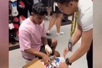 Video: Pha thử giày khiến anh nhân viên suýt "rụng tim"