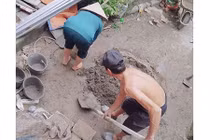 Con dâu xây nhà, bố mẹ chồng quần quật phụ vữa đến tận quá trưa