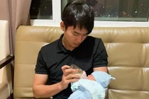 Thảo Trang khoe loạt ảnh ông xã kém 8 tuổi khéo léo chăm quý tử