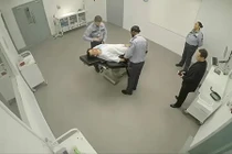 Video: Hy hữu tử tù tiêm thuốc độc không chết, đêm về ngủ ngon lành