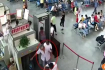 Sốc người đàn ông Trung Quốc mang 2 cánh tay người lên xe bus