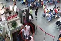 Sốc người đàn ông Trung Quốc mang 2 cánh tay người lên xe bus