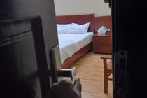 Lắp camera quan sát chị giúp việc, vợ nghẹn ngào thấy chuyện tày đình