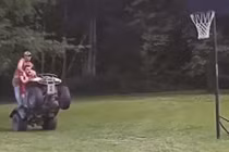 Video: Ngã chổng vó khi “bốc đầu” với xe mô tô bốn bánh