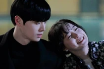 Thất thần trước dấu vết lạ trên ga giường sau khi qua đêm cùng gái ngành