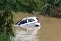 Video: Tài xế quên kéo phanh tay, taxi trôi thẳng xuống sông