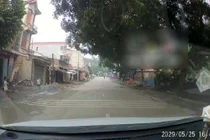 Video: Bé trai bất ngờ lao ra trước đầu ô tô khiến tài xế thót tim