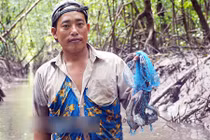 Thu tiền triệu mỗi ngày nhờ nghề săn loài cá kỳ lạ nhất hành tinh