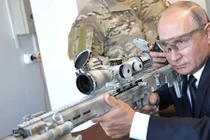 Video: Ông Putin trổ tài thiện xạ khi thử mẫu súng trường mới của Nga