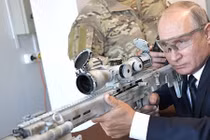 Video: Ông Putin trổ tài thiện xạ khi thử mẫu súng trường mới của Nga