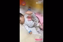 Video: Cười ngả nghiêng với những tư thế ngủ có 102 của lũ nhóc tì