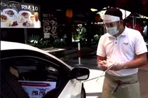 Video: Nhà hàng phục vụ bữa ăn ngay trong xe hơi