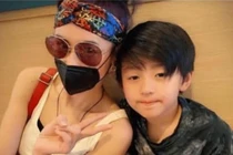 Con trai 13 tuổi của Trương Bá Chi đem bạn gái về nhà