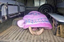 Ông chồng kẹt cứng cùng tình nhân phải gọi người đến cứu