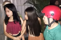 Video: Giải cứu thiếu nữ 16 tuổi bị lừa bán vào tiệm mát-xa