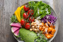 Video: Công thức đơn giản làm salad bơ giữ dáng cho dân văn phòng