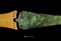 Dao găm 4.000 năm tuổi đính 140.000 hạt vàng, tinh xảo đến lạ