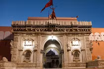 Ngôi đền lạ cúng sữa cho chuột, hại chuột phải đền vàng