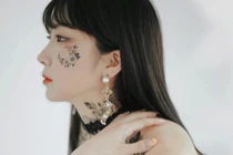 Nữ thợ xăm nổi tiếng nhờ những bông hoa