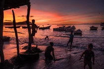 Những món nữ trang quý giá liên tiếp dạt vào bờ biển Venezuela