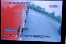 Video: Lật xe ba gác, 3 người văng thẳng vào gầm xe tải