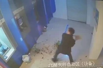 Bị nuốt thẻ ngân hàng, người đàn ông đập nát 4 cây ATM