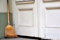 Chổi quét nhà đừng bạ đâu đặt đó kẻo tán lộc