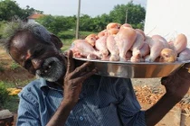 Ông già mang 100 đùi gà ra vườn chiên xù hút 15 triệu view