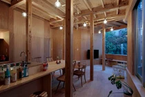 Căn nhà quay lưng ra đường chính mà vẫn được khen nức nở