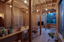 Căn nhà quay lưng ra đường chính mà vẫn được khen nức nở