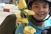 Hoa hồng được làm từ lá dừa nước non mang màu sắc "lạ"