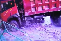 Video: Xe tải mất lái húc đổ cổng trường mẫu giáo