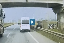 Video : Ôtô dừng đón khách trên cao tốc suýt gây tai nạn