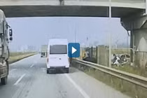 Video : Ôtô dừng đón khách trên cao tốc suýt gây tai nạn