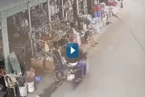 Video : Tên cướp vờ mua hàng để giật dây chuyền