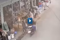 Video : Tên cướp vờ mua hàng để giật dây chuyền