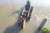 Thanh niên để lại xe máy, cuốn nhật ký trên cầu rồi nhảy xuống sông